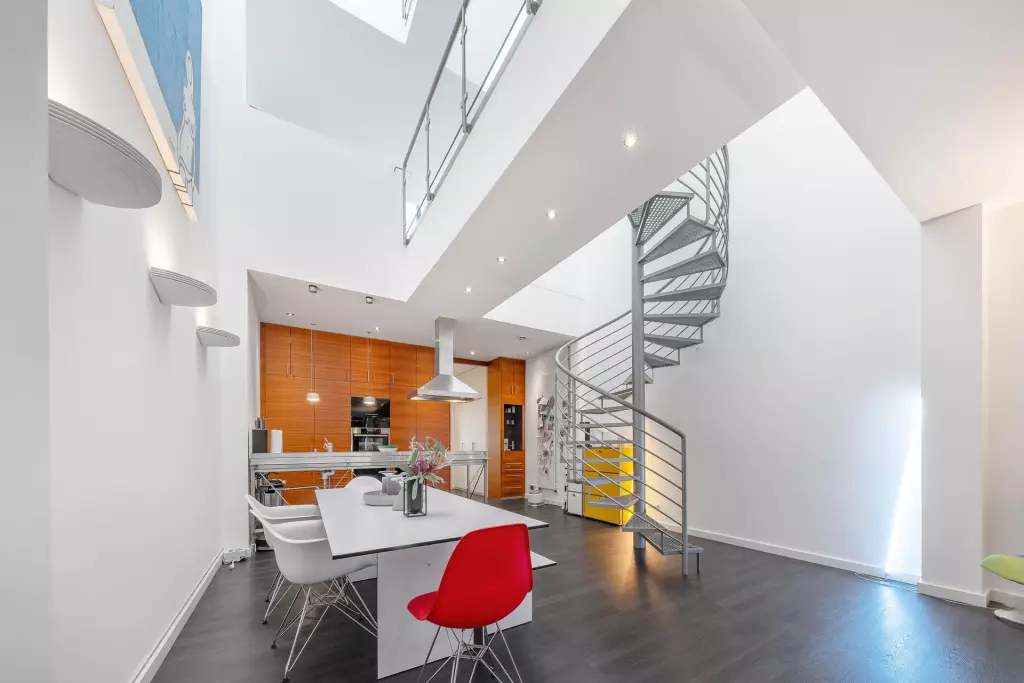 Essbereich mit offener Küche und Wendeltreppe im Lofthaus