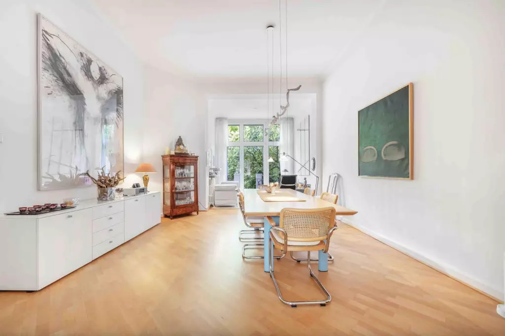 Esszimmer mit Parkett und Stilmöbeln im Altbautraum mit Garten