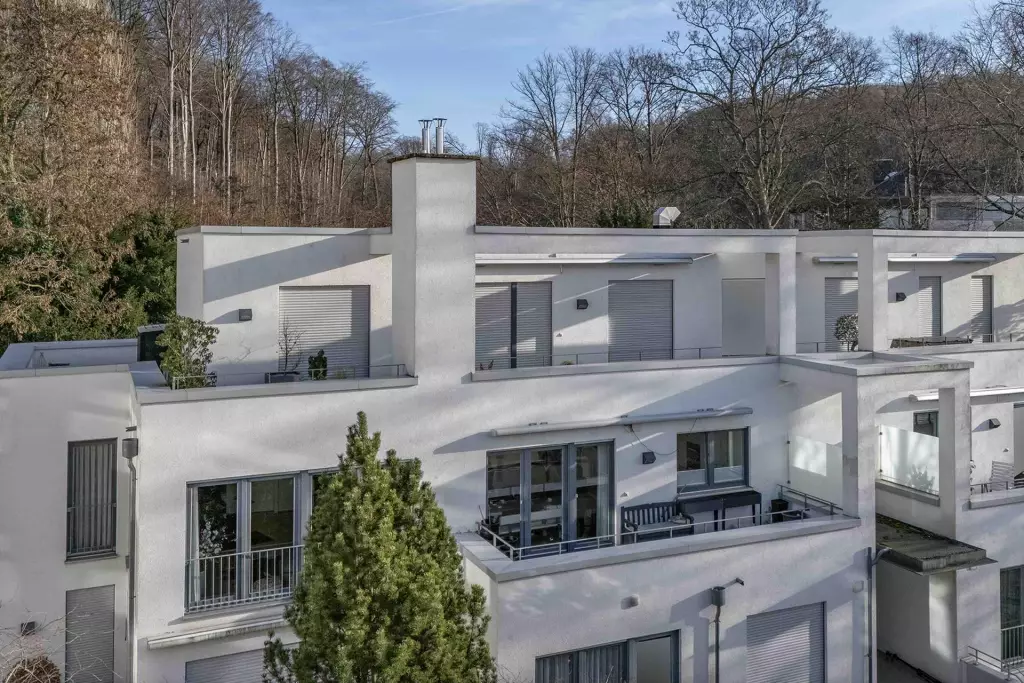 Moderne Wohnanlage mit großzügigen Dachterrassen – Außenansicht der Terrassenwohnung