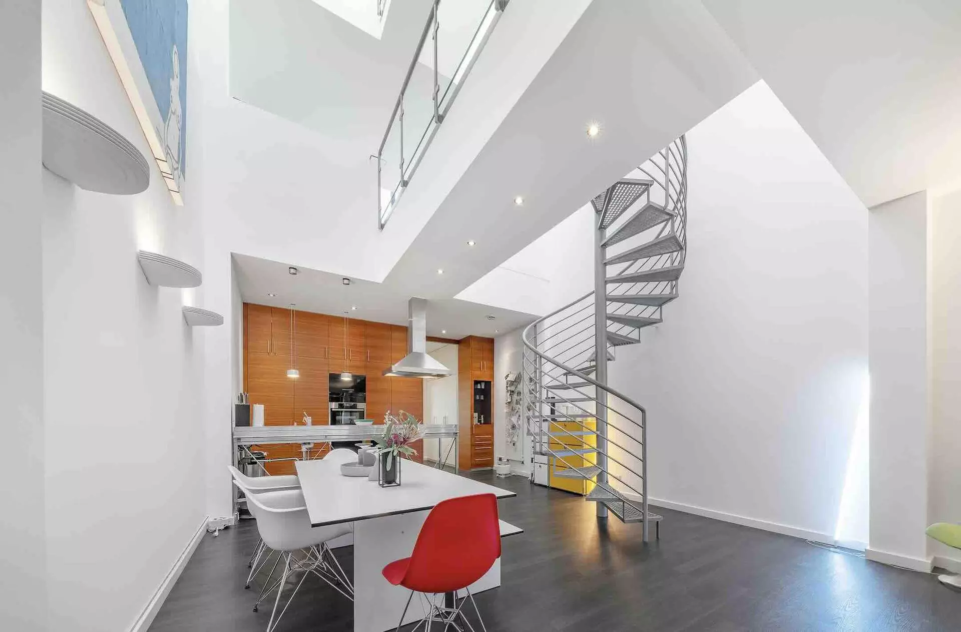 Offener Wohnbereich mit Wendeltreppe und Galerie im Lofthaus