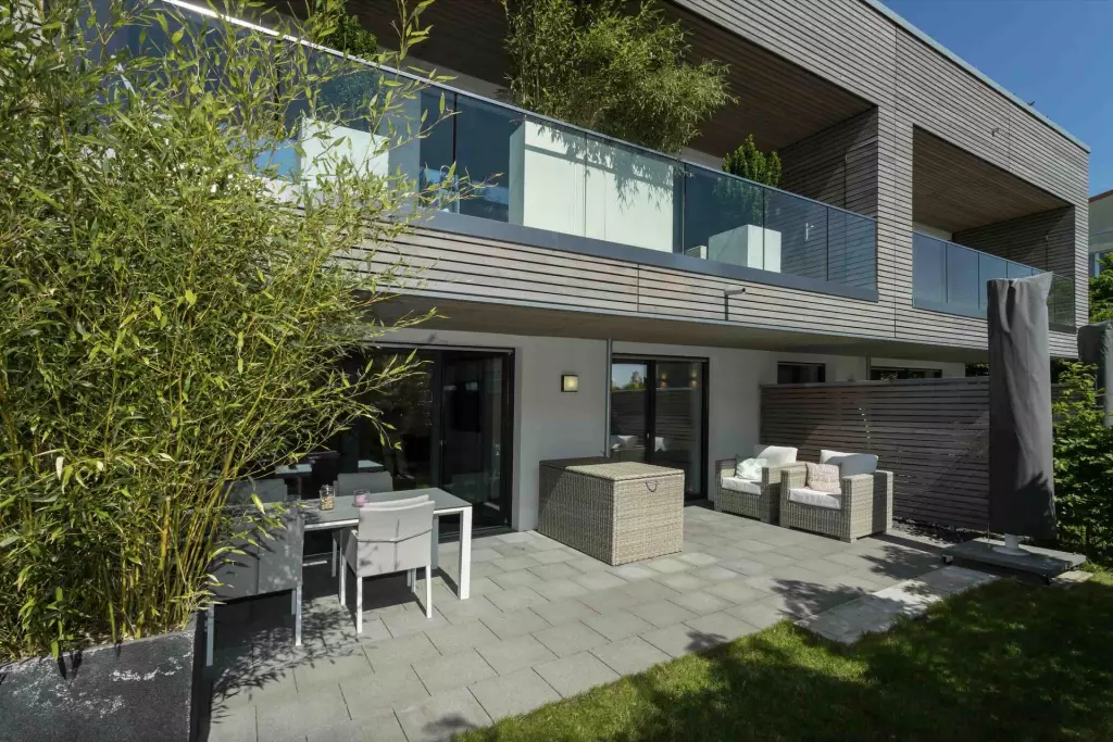 Terrasse mit Gartenmöbeln der Gartenmaisonette am Heerdter Busch