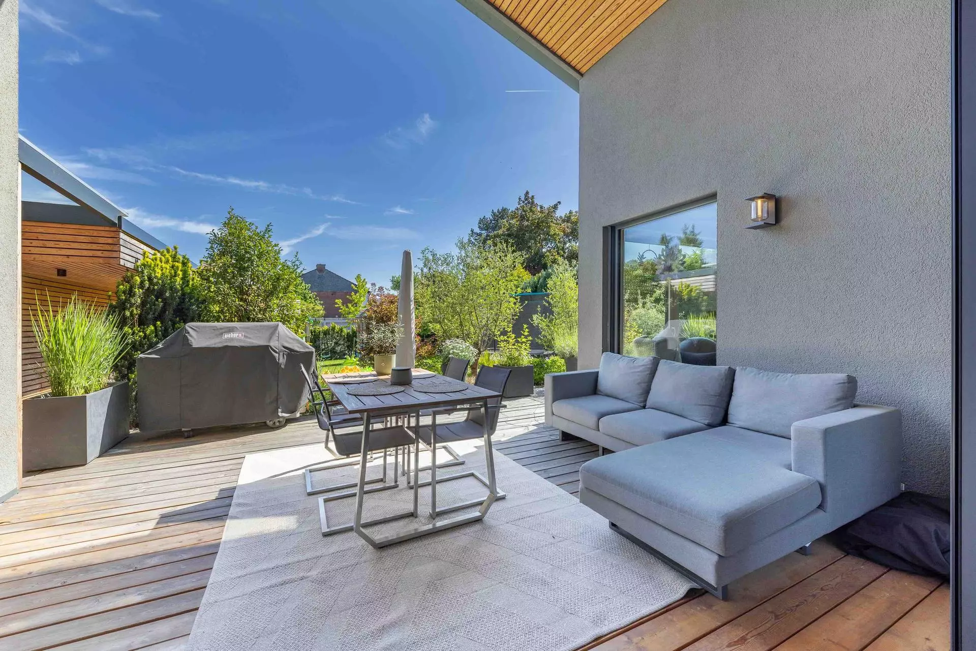 Überdachte Veranda mit Lounge- und Essbereich der Villa in Hilden