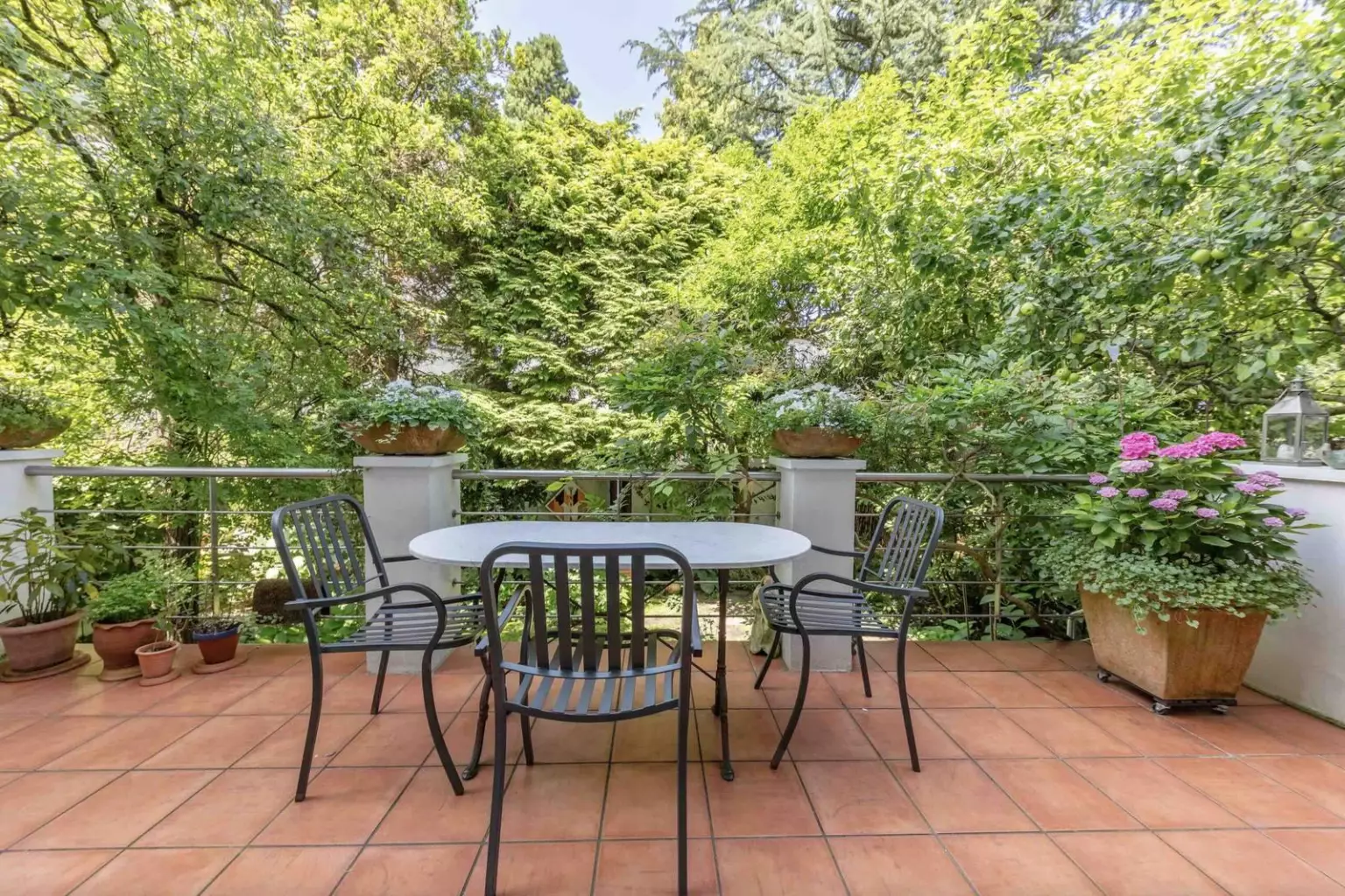 Terrasse des Altbaus mit Blick in den Garten
