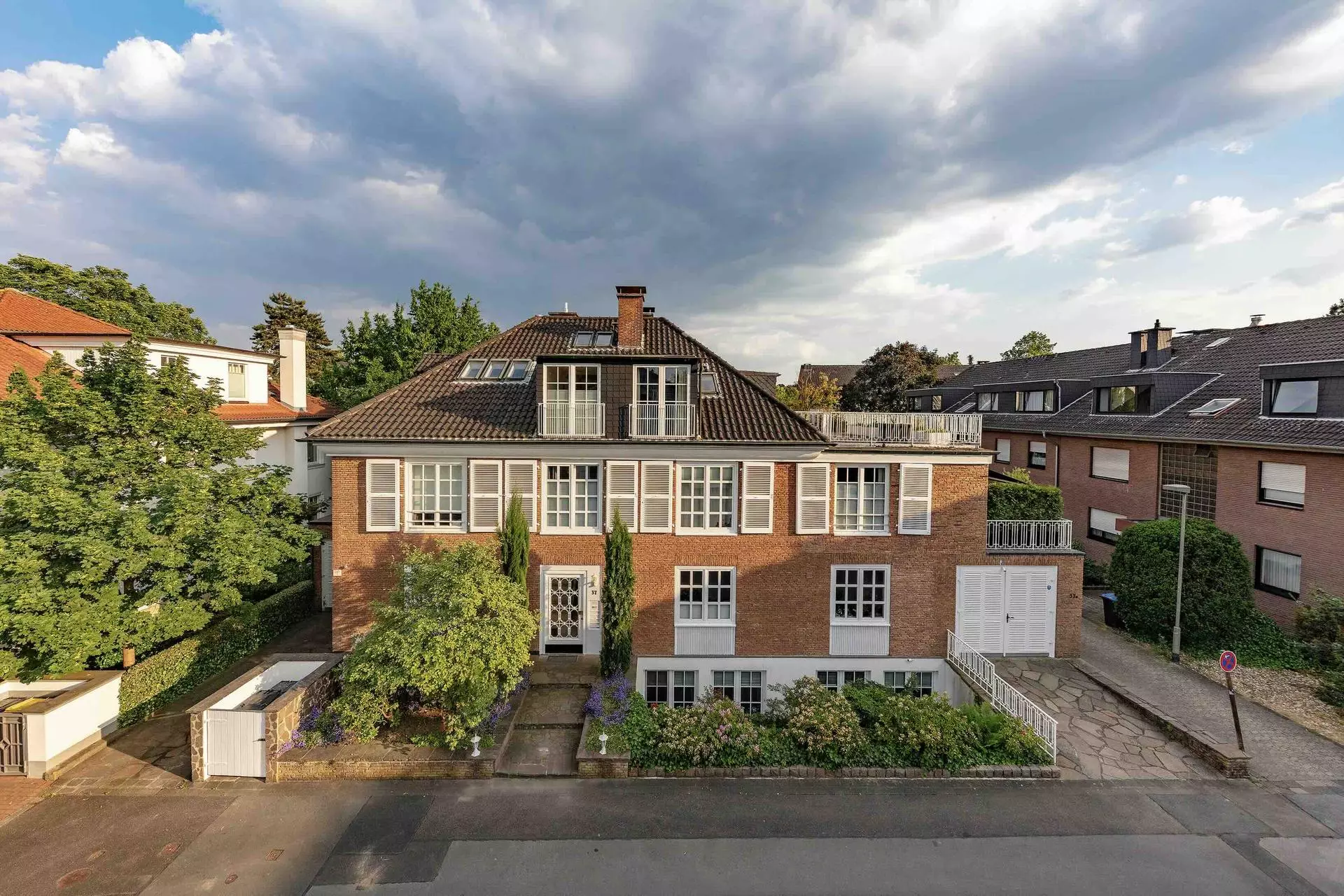 Backstein-Stadtvilla mit Dachgarten-Wohnung – Straßenansicht