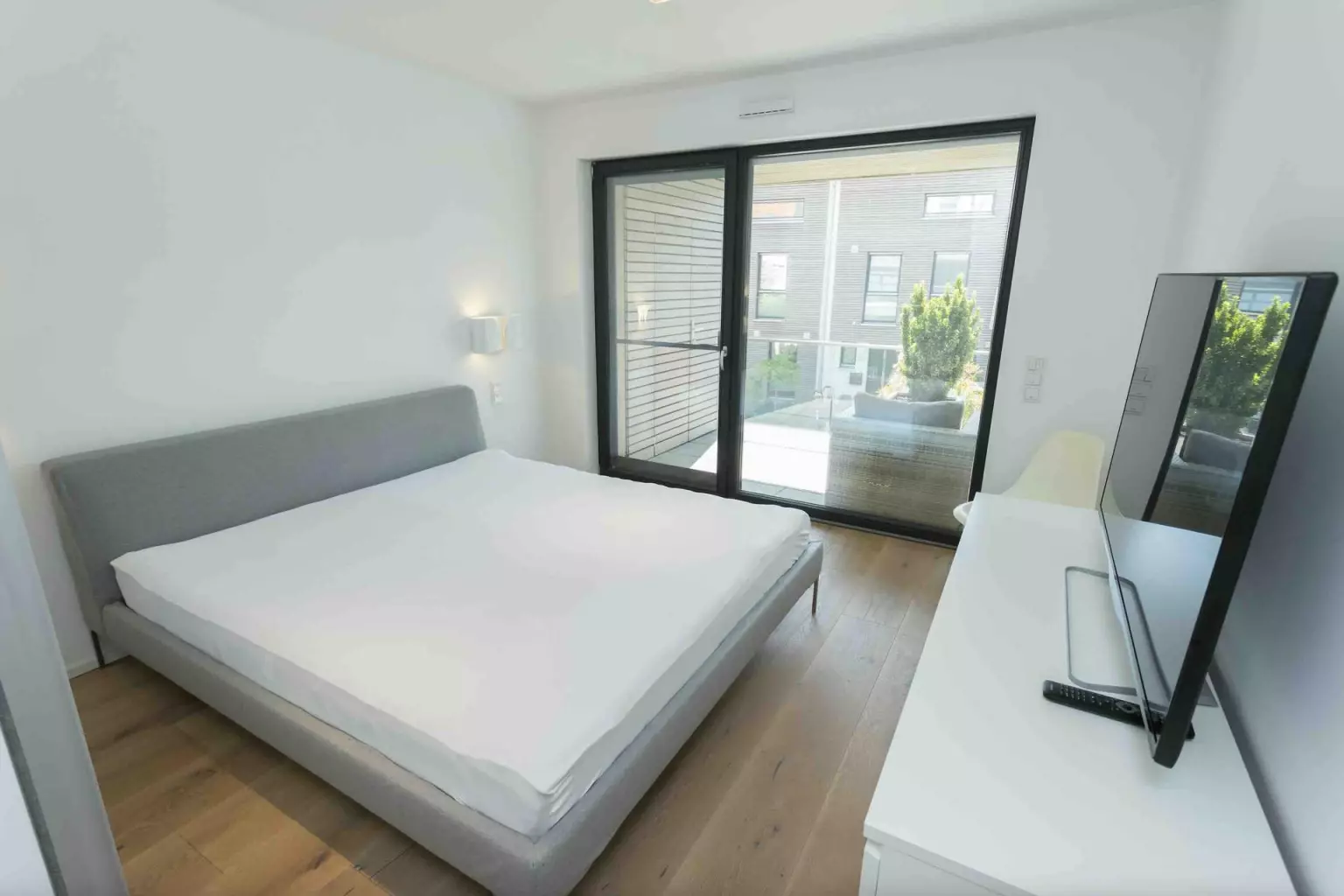 Schlafzimmer 1 von 3 im OG – Gartenmaisonette am Heerdter Busch