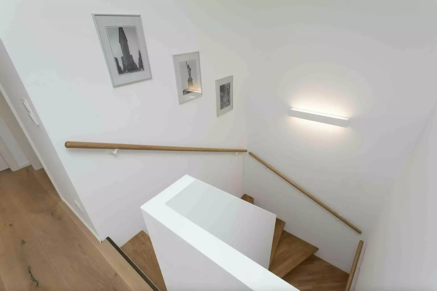 Treppenaufgang zum OG – Gartenmaisonette am Heerdter Busch