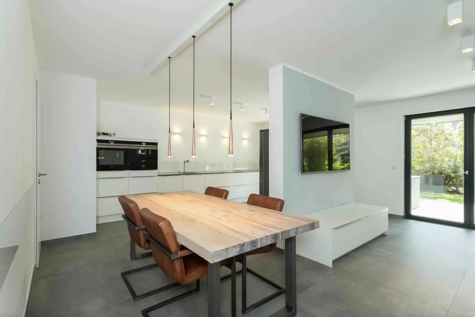 Wohn- und Essbereich mit offener Küche – Gartenmaisonette am Heerdter Busch