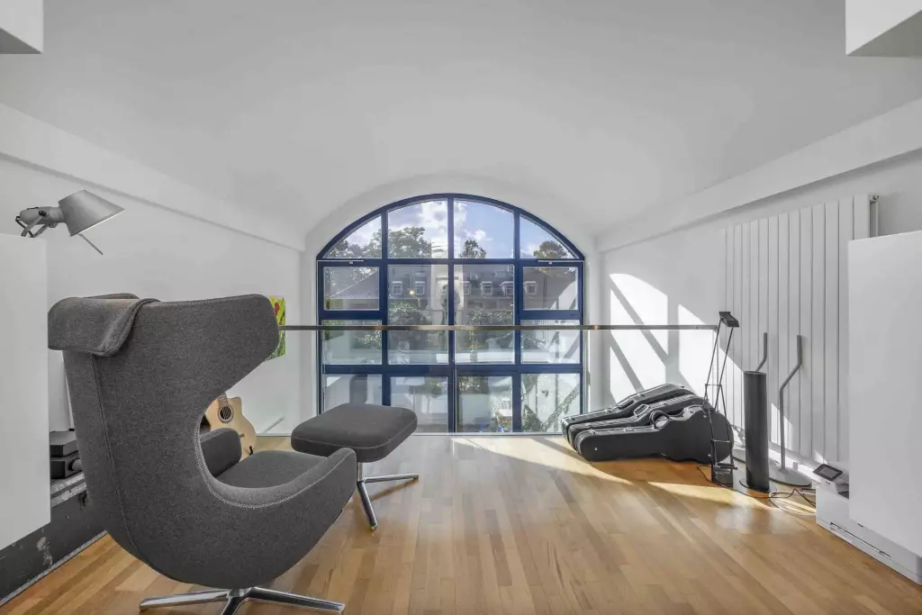Arbeitsgalerie mit Bogenfenster im 2. Obergeschoss des Lofthauses