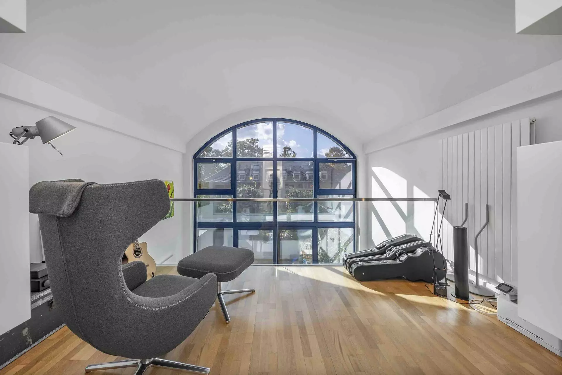 Arbeitsgalerie mit Bogenfenster im 2. Obergeschoss des Lofthauses