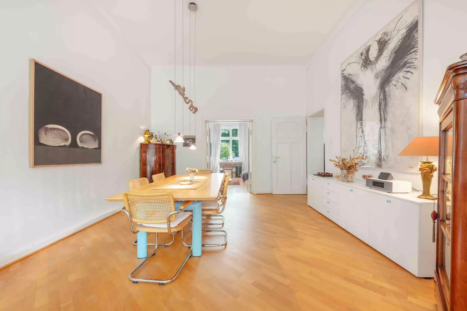 Heller Essbereich mit Parkett und hohen Decken in einer Altbauwohnung in Düsseldorf
