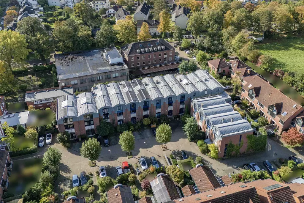 Luftaufnahme des Loft-Ensembles mit Backsteinfassaden und Tonnendächern