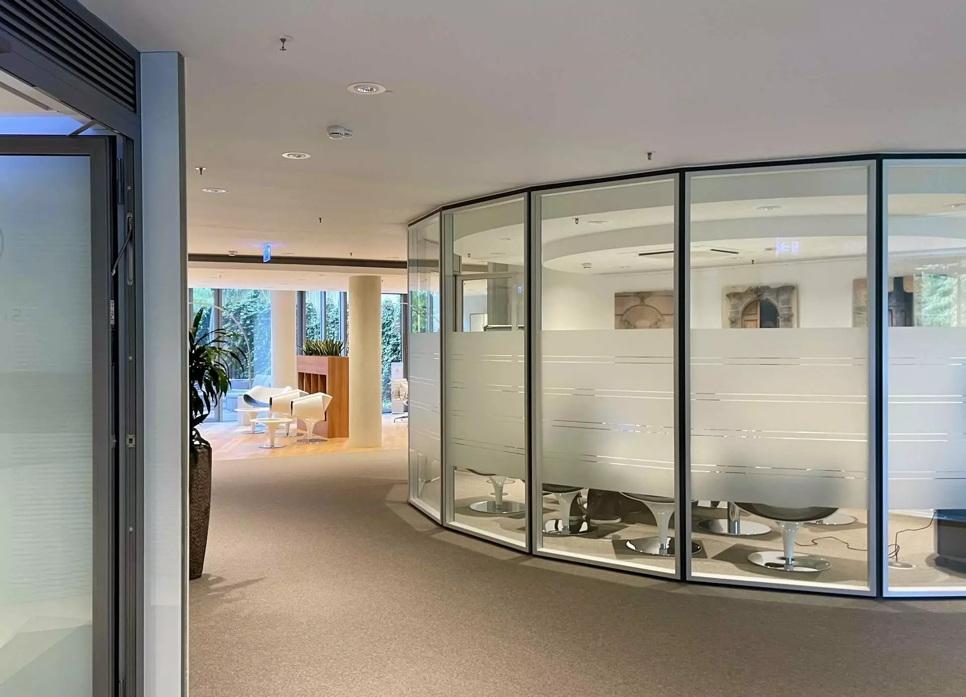 Büro von Sterling Partners Immobilien an der Königsallee in Düsseldorf mit verglastem Konferenzbereich