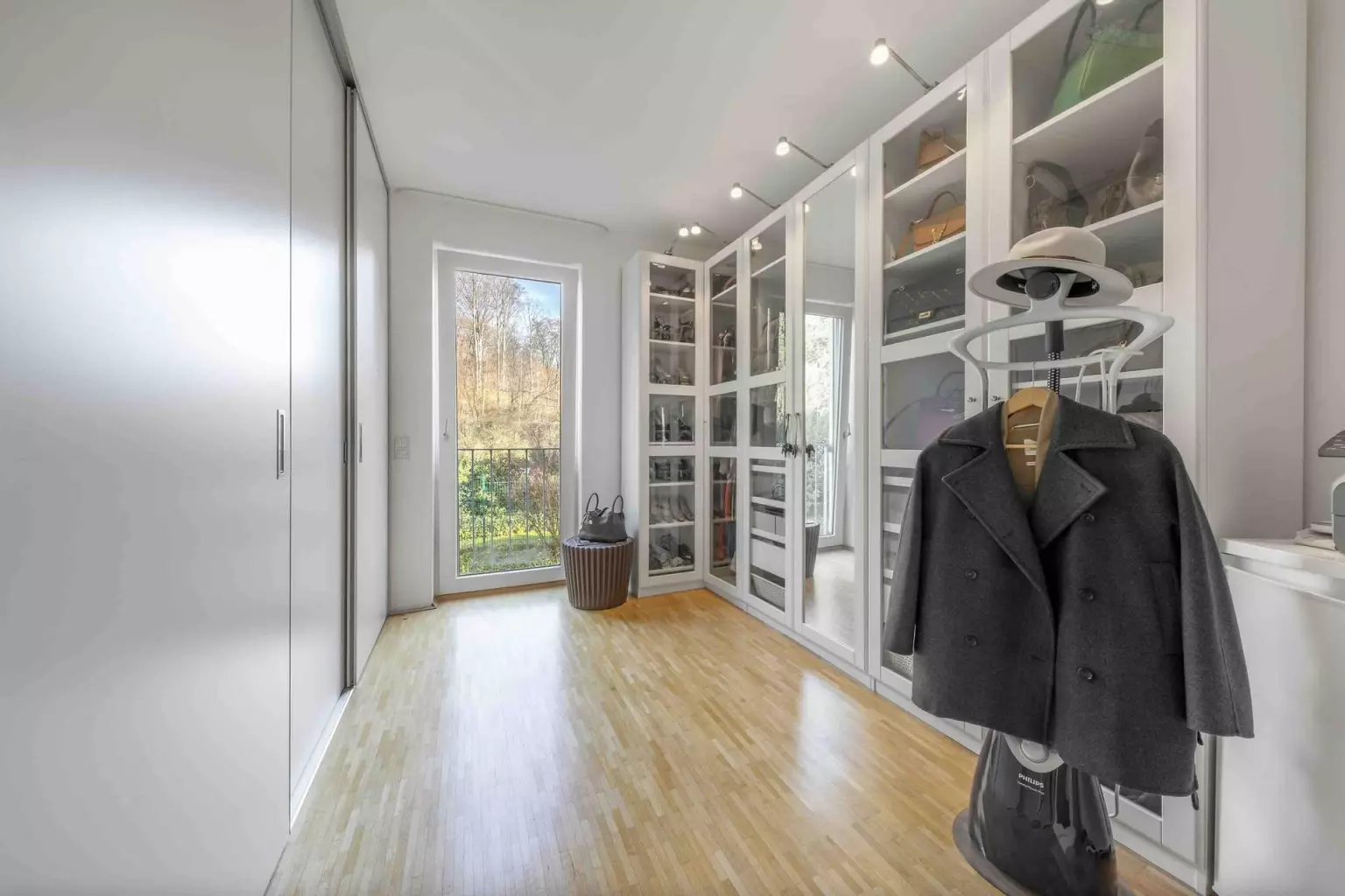 Ankleidezimmer – Moderne Terrassenwohnung