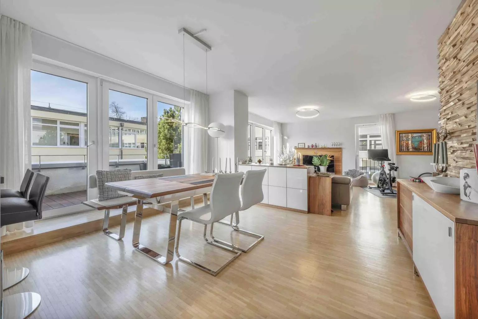 Wohn- und Esszimmer – Moderne Terrassenwohnung
